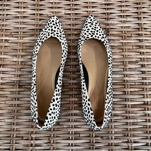 Size 9 Vionic cream/black spotted print calf hair flats - EUC, run large